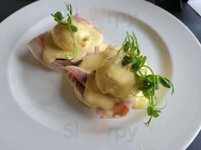 Tom Morris Bar & Grill