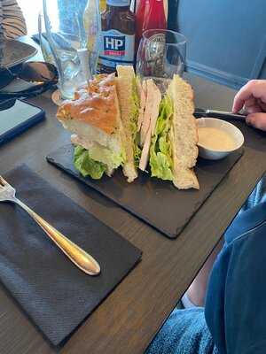 Tom Morris Bar & Grill