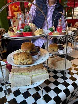 Alice And The Hatter