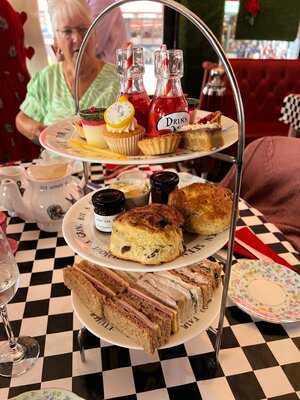 Alice And The Hatter