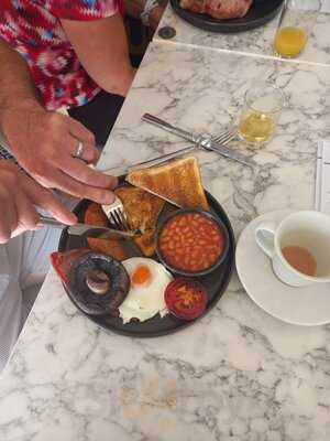 The Rayleigh Club And Golf Resort