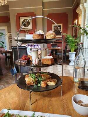 The Cedar Tree At Glewstone Court