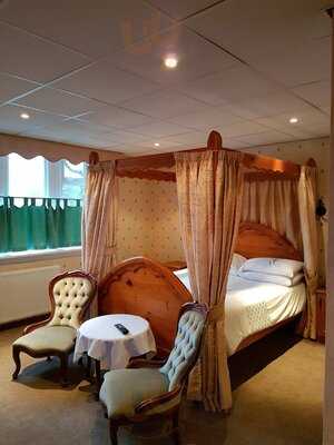 The Whitehall Hotel & Restaurant