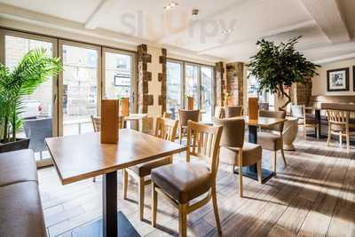 H's Wine Bar & Restaurant Cafe