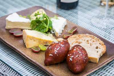 H's Wine Bar & Restaurant Cafe