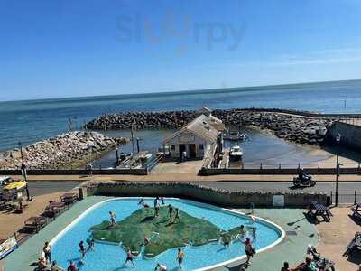 Besty & Spinky’s Cafe Bar