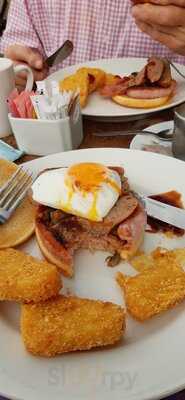 Besty & Spinky’s Cafe Bar