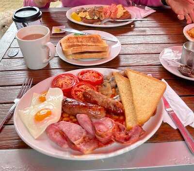 Besty & Spinky’s Cafe Bar