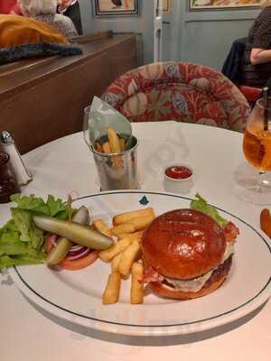 The Ivy Cobham Garden