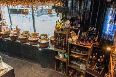 The No Name Shops & Bistro