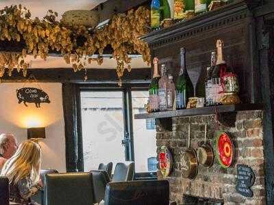 The No Name Shops & Bistro