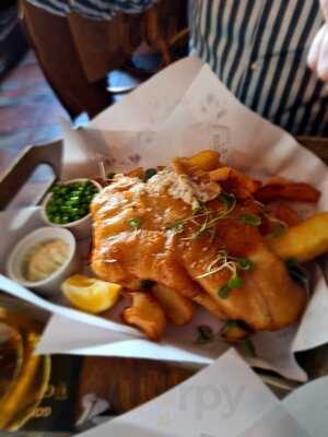 Mackens Bar & Restaurant