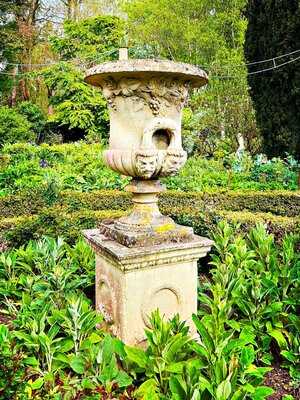 The Garden Cafe At Hillers