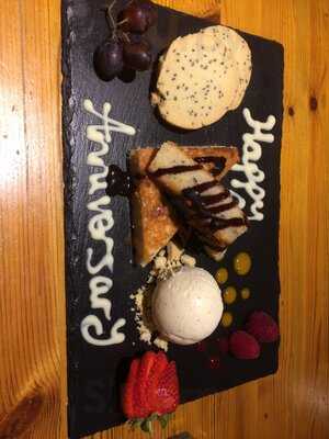 The Hollybush Inn & B&b