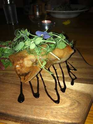 The Hollybush Inn & B&b