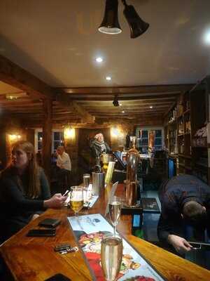 The Hollybush Inn & B&b