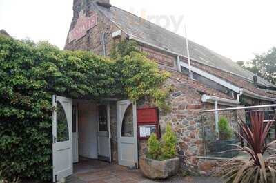 Les Fontaines Tavern