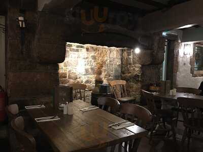 Les Fontaines Tavern