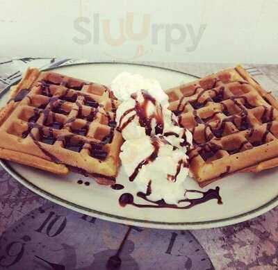 Davies Cafe And Ice Cream Parlour