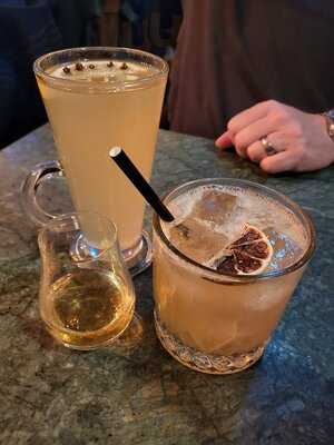 Whiski Bar & Restaurant