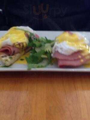 Armani's Eats And Treats