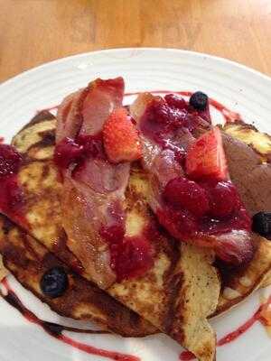 Armani's Eats And Treats