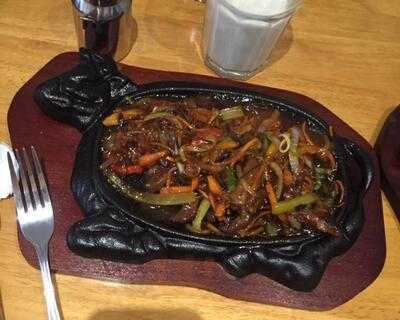 Armani's Eats And Treats