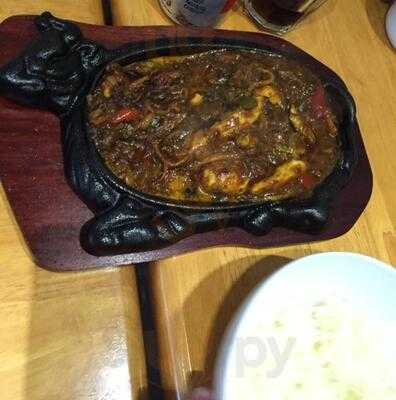 Armani's Eats And Treats