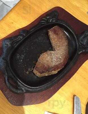 Armani's Eats And Treats