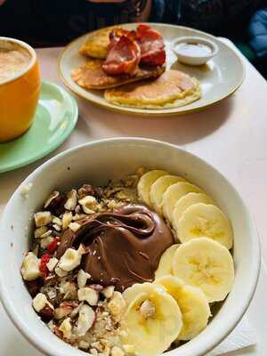 Hula Juice Bar And Eatery