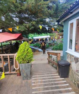 Beese's Riverside Bar