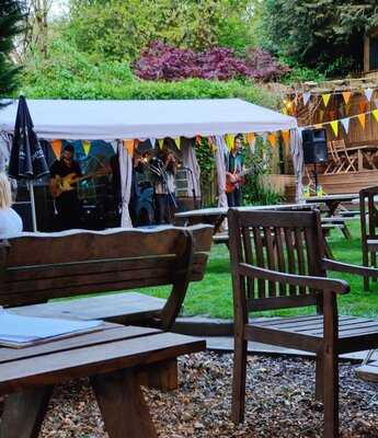 Beese's Riverside Bar