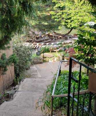 Beese's Riverside Bar