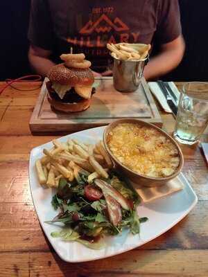 Footlights Bar & Restaurant