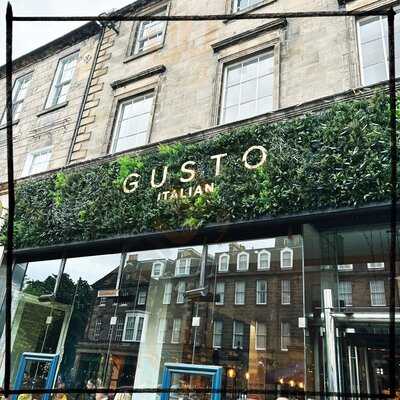 Gusto Restaurant & Bar
