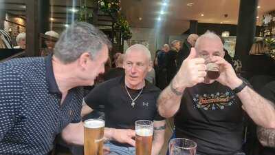 Avant Garde Live Music Bar And Restaurant