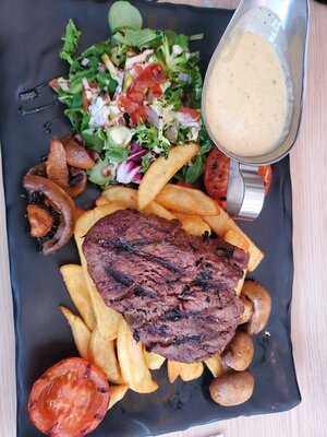 Redstones Hotel - Ev Bar And Restaurant At Redstones