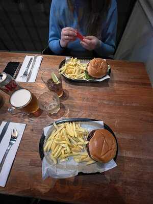 Maggie Dickson's Pub