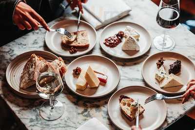 Brasserie And Bar At Glasgow Pond Hotel