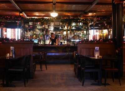 Brasserie And Bar At Glasgow Pond Hotel