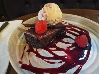 Brasserie And Bar At Glasgow Pond Hotel