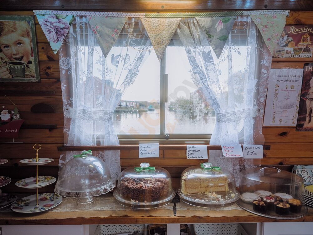Safari Narrowboat Tearoom