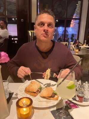 Good Godfrey's Bar And Lounge