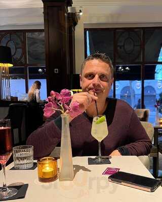 Good Godfrey's Bar And Lounge