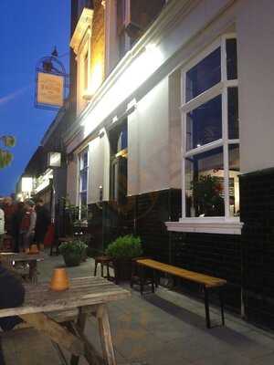 The De Beauvoir Arms