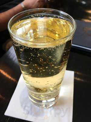 Quarter Bar And Lounge