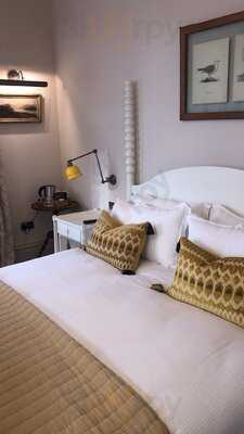 The Black Lion Pub & Boutique Rooms