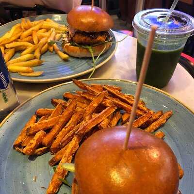 Giraffe Stop, Kings Cross