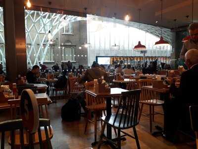 Giraffe Stop, Kings Cross