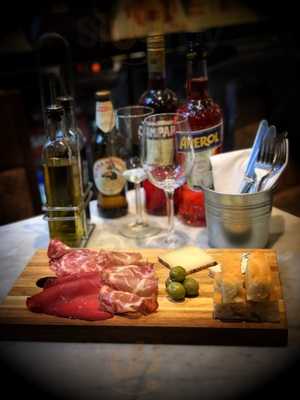 La Piccola Deli Holland Park